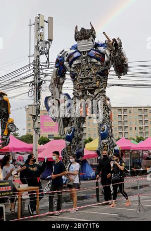 Bangkok, Thaïlande. 9 juin 2020. Des sculptures géantes en fer portent des masques exposés pendant la campagne portant des masques contre le coronavirus Covid19 au point de contrôle de la température à l'entrée du marché à Bangkok le 09 juin 2020. À l'échelle mondiale, le virus a maintenant infecté plus de 7,226,863 personnes et en a tué au moins 409,322. Crédit : Urdee image/ZUMA Wire/Alay Live News Banque D'Images