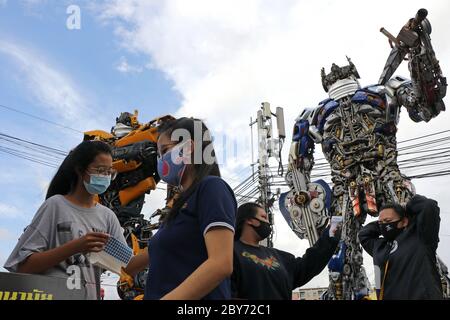 Bangkok, Thaïlande. 9 juin 2020. Des sculptures géantes en fer portent des masques exposés pendant la campagne portant des masques contre le coronavirus Covid19 au point de contrôle de la température à l'entrée du marché à Bangkok le 09 juin 2020. À l'échelle mondiale, le virus a maintenant infecté plus de 7,226,863 personnes et en a tué au moins 409,322. Crédit : Urdee image/ZUMA Wire/Alay Live News Banque D'Images