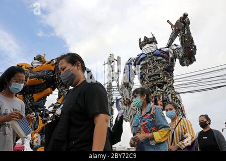 Bangkok, Thaïlande. 9 juin 2020. Des sculptures géantes en fer portent des masques exposés pendant la campagne portant des masques contre le coronavirus Covid19 au point de contrôle de la température à l'entrée du marché à Bangkok le 09 juin 2020. À l'échelle mondiale, le virus a maintenant infecté plus de 7,226,863 personnes et en a tué au moins 409,322. Crédit : Urdee image/ZUMA Wire/Alay Live News Banque D'Images