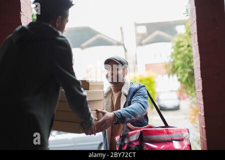 Un bon liveur de nourriture avec des boîtes à la porte d'entrée Banque D'Images