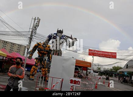 Bangkok, Thaïlande. 9 juin 2020. Des sculptures géantes en fer portent des masques exposés pendant la campagne portant des masques contre le coronavirus Covid19 au point de contrôle de la température à l'entrée du marché à Bangkok le 09 juin 2020. À l'échelle mondiale, le virus a maintenant infecté plus de 7,226,863 personnes et en a tué au moins 409,322. Crédit : Urdee image/ZUMA Wire/Alay Live News Banque D'Images