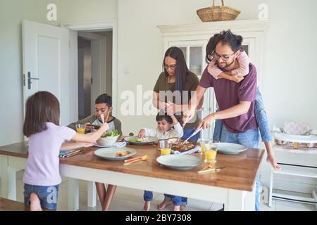 Family eating lunch at table à manger Banque D'Images