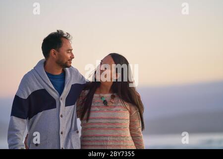 Couple affectueux et heureux qui s'enserre sur la plage Banque D'Images