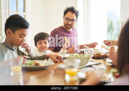 Family eating dinner at table Banque D'Images