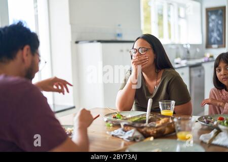 Bonne famille riant à table Banque D'Images