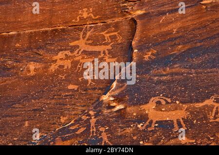 Site pétroglyphe de Sand Island au-dessus de la rivière San Juan près de Bluff, Utah, États-Unis Banque D'Images