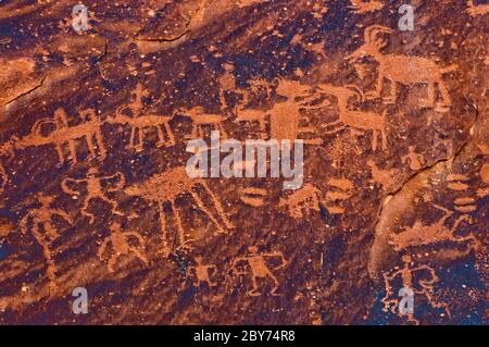 Site pétroglyphe de Sand Island au-dessus de la rivière San Juan près de Bluff, Utah, États-Unis Banque D'Images