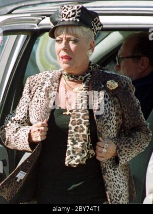 JULIE GOODYEAR JOUE À BET LYNCH ET AIME S'EN PRENDRE À LA PORTE DU GRAND HOTEL, BRIGHTON POUR UN FILM SPÉCIAL DE COURONNEMENT STREET TV EN 1998. Banque D'Images