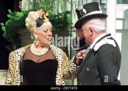 JULIE GOODYEAR JOUE À BET LYNCH ET AIME S'EN PRENDRE À LA PORTE DU GRAND HOTEL, BRIGHTON POUR UN FILM SPÉCIAL DE COURONNEMENT STREET TV EN 1998. Banque D'Images