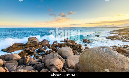 Port Elliot littoral sauvage au coucher du soleil, péninsule de Fleurieu, Australie méridionale Banque D'Images