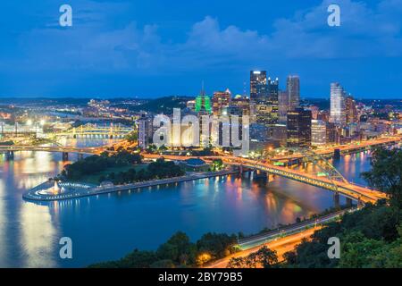 Pittsburgh, Pennsylvanie, USA, vue sur la ville depuis la pente la nuit. Banque D'Images