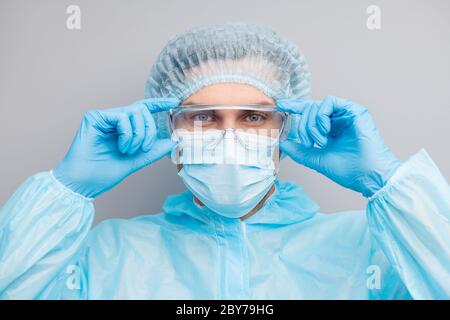 Gros plan photo de Guy expert doc centre de virologie clinique tenir les bras sur les lunettes de protection porter des gants masque bleu noismat uniforme costume plastique visage Banque D'Images