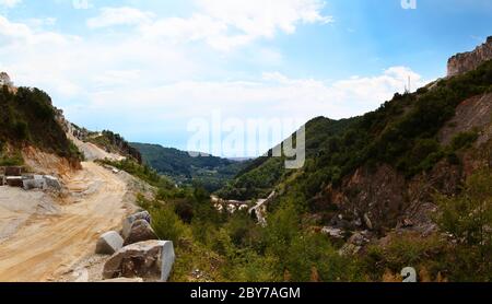 Vue aérienne de la carrière de marbre Canalgrande Alto avec la côte de mer ligure. Carrara. Alpes Apuanes. Toscane. Italie. Banque D'Images
