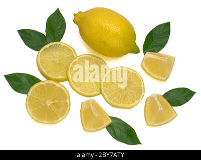 Un citron jaune entier, une moitié de citron, des tranches et des morceaux de citron avec des feuilles vertes isolées sur fond blanc Banque D'Images