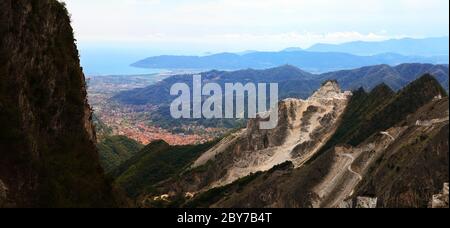 Vue aérienne de la carrière de marbre Canalgrande Alto avec la côte de mer ligure. Carrara. Alpes Apuanes. Toscane. Italie. Banque D'Images