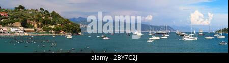 Vue panoramique sur la ville italienne au coucher du soleil avec des bateaux amarrés dans le port. Portovenere. Mer Ligurienne. Italie. Banque D'Images