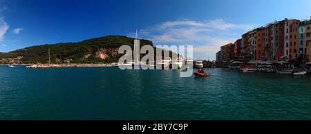 Vue panoramique sur la ville italienne au coucher du soleil avec des bateaux amarrés dans le port. Portovenere. Mer Ligurienne. Italie. Banque D'Images