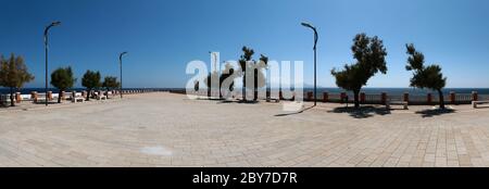 Vue panoramique sur la place Bovio (Piazza Bovio) en été. Piombino. Italie. Banque D'Images