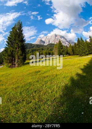 Zugspitze, la plus haute montagne d'Allemagne. Vue de l'Autriche. Vue œil de poisson. Banque D'Images