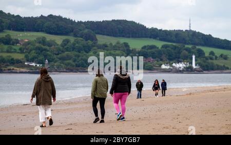 Dundee, Tayside, Écosse, Royaume-Uni. 9 juin 2020. Météo au Royaume-Uni : nuageux toute la journée avec quelques sorts ensoleillés, se sentant plutôt plus frais sur la côte nord-est de l'Écosse, les baigneurs de soleil n'ont pas pu s'aventurer sur la plage de Broughty Ferry à Dundee pendant le confinement de Covid-19. Les résidents locaux passent plus de temps à l'extérieur avec leur famille et leurs amis tout en suivant les directives de distance sociale. Crédit : Dundee Photographics/Alamy Live News Banque D'Images
