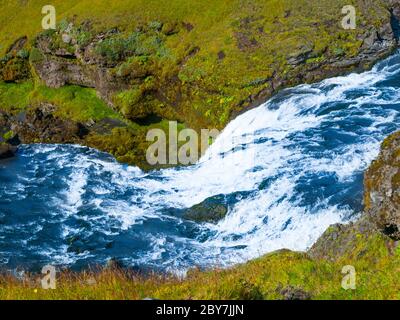 Paysage vert avec petite cascade sur la rivière Skoga près de Skogar, Islande Banque D'Images