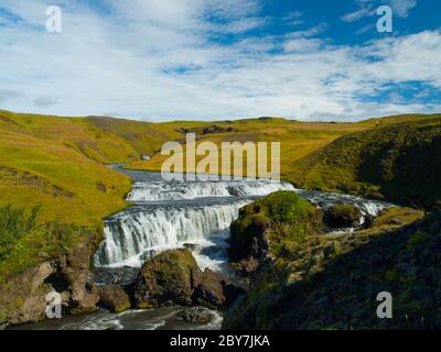 Paysage vert avec petite cascade sur la rivière Skoga près de Skogar, Islande Banque D'Images