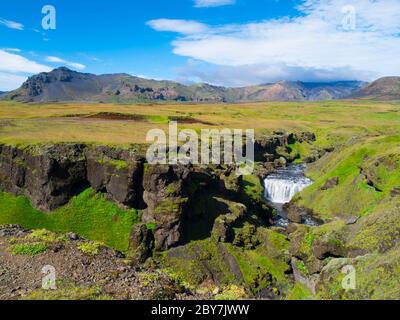 Paysage vert avec petite cascade sur la rivière Skoga près de Skogar, Islande Banque D'Images