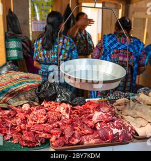 Femmes mayas guatémaltèques indigènes en vêtements traditionnels sur le marché local vendant des bœufs et de l'estomac de vache, Solola, Guatemala. Banque D'Images