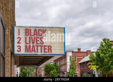 La maquette du panneau d'affichage du cinéma avec le message de Black Lives est importante sur le chapiteau dans la rue du centre-ville Banque D'Images