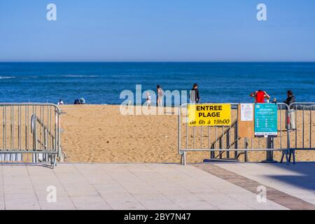 Biarritz, France. 28.05.2020. Quarantaine accès limité plage sur fond blanc. Paysage extérieur. Banque D'Images