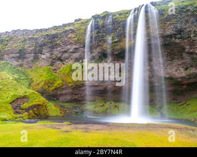 Chutes de Seljaland, alias Seljalandsfoss, vue de face par une journée ensoleillée en Islande Banque D'Images