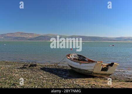 Bateau sur le rivage de l'estuaire du Dyfi à Aberdyfi Banque D'Images