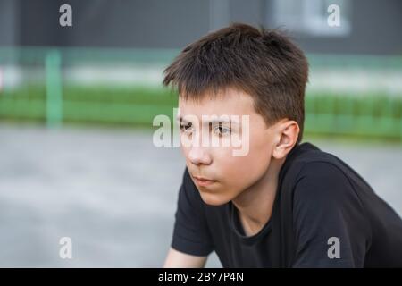 un homme jeune très beau prend très au sérieux Banque D'Images