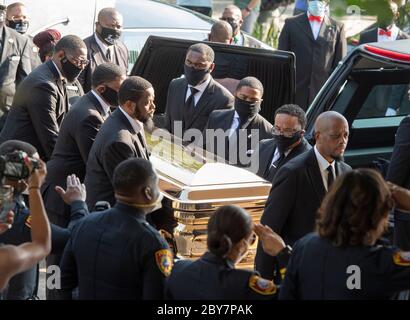 Le cercueil de GEORGE FLOYD arrive à l'église de la Fontaine de louange, dans la banlieue de Houston, le 9 juin 2020, pour un service funéraire privé suivi d'un enterrement dans Pearland, à proximité. Des milliers de personnes se sont tournées vers le public hier. Banque D'Images