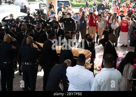Le cercueil de GEORGE FLOYD arrive à l'église de la Fontaine de louange, dans la banlieue de Houston, le 9 juin 2020, pour un service funéraire privé suivi d'un enterrement dans Pearland, à proximité. Des milliers de personnes se sont tournées vers le public hier. Banque D'Images