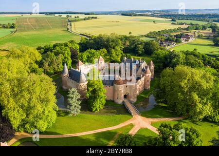 France, cher, Berry, route Jacques coeur, Ainay le vieil, Château d'Ainay le vieil (vue aérienne) // France, cher (18), Berry, route Jacques coeur, Ain Banque D'Images