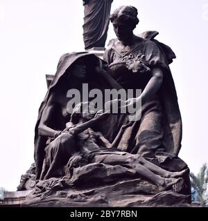 La statue de secours de famine est située à Kolkata, Inde . La statue a été commandée en 1913 sur la mémoire de la famine en Inde de 1899-1900. Banque D'Images