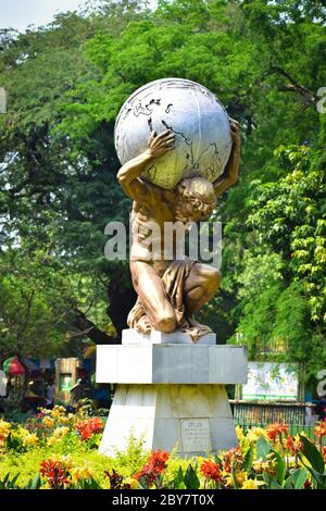 Statue d'Atlas au zoo d'Alupur à Kolkata qui a été construit il y a environ 200 ans. Atlas était le Dieu Titan qui portait le ciel en altitude. Banque D'Images