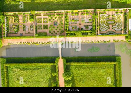 France, cher, Berry, route Jacques coeur, Ainay le vieil, Château d'Ainay le vieil, jardins du castle, Chartreuses (vue aérienne) // France, cher (18 Banque D'Images