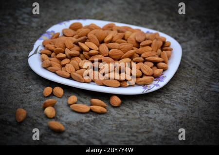 Amandes sur une assiette. Les amandes sont des noix saines et l'un des meilleurs aliments pour le cerveau. Banque D'Images