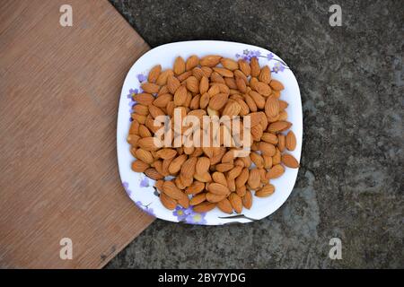 Amandes sur une assiette. Les amandes sont des noix saines et l'un des meilleurs aliments pour le cerveau. Banque D'Images