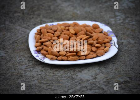 Amandes sur une assiette. Les amandes sont des noix saines et l'un des meilleurs aliments pour le cerveau. Banque D'Images