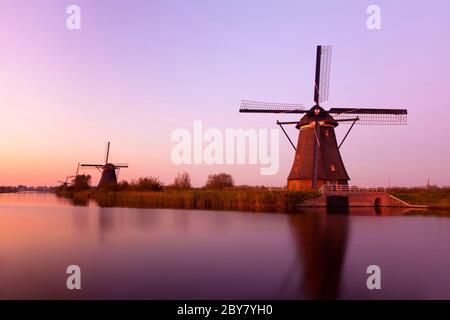 Moulins à vent de Kinderdijk au coucher du soleil Banque D'Images