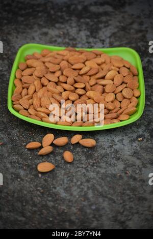 Amandes sur une assiette. Les amandes sont des noix saines et l'un des meilleurs aliments pour le cerveau. Banque D'Images