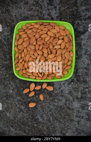 Amandes sur une assiette. Les amandes sont des noix saines et l'un des meilleurs aliments pour le cerveau. Banque D'Images