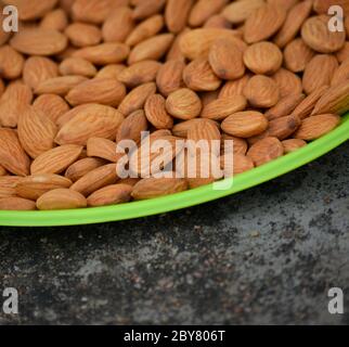 Amandes sur une assiette. Les amandes sont des noix saines et l'un des meilleurs aliments pour le cerveau. Banque D'Images