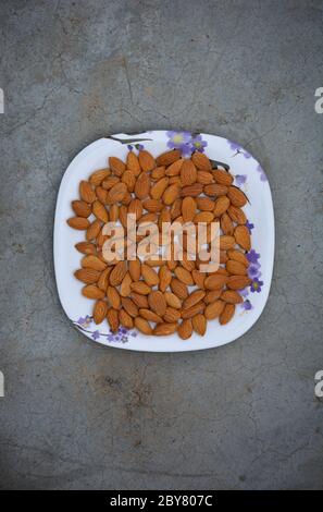 Amandes sur une assiette. Les amandes sont des noix saines et l'un des meilleurs aliments pour le cerveau. Banque D'Images