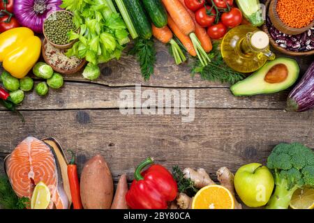 Un milieu alimentaire sain. Sélection d'aliments équilibrés pour une alimentation saine. Assortiment de saumon de poisson, lentilles, haricots, légumes et fruits pour la santé Banque D'Images