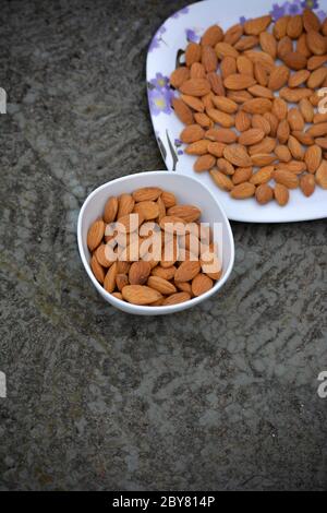 Les amandes sont des noix saines et l'un des meilleurs aliments pour le cerveau Banque D'Images