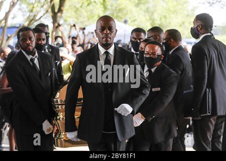 Houston, États-Unis. 09e juin 2020. Les pallbearers apportent le cercueil de George Floyd dans l'église de la Fontaine de louange pour ses funérailles à Houston, Texas, le mardi 9 juin 2020. Floyd est décédé le 25 mai après avoir été retenu par les policiers de Minneapolis. George Floyd est mort en détention à Minneapolis, Minnesota, le 25 mai 2020, et sa mort a suscité des manifestations dans le monde entier pour lutter contre le racisme et la législation au Congrès pour des réformes. Photo de pool par Godofredo A. Vasquez/UPI crédit: UPI/Alay Live News Banque D'Images